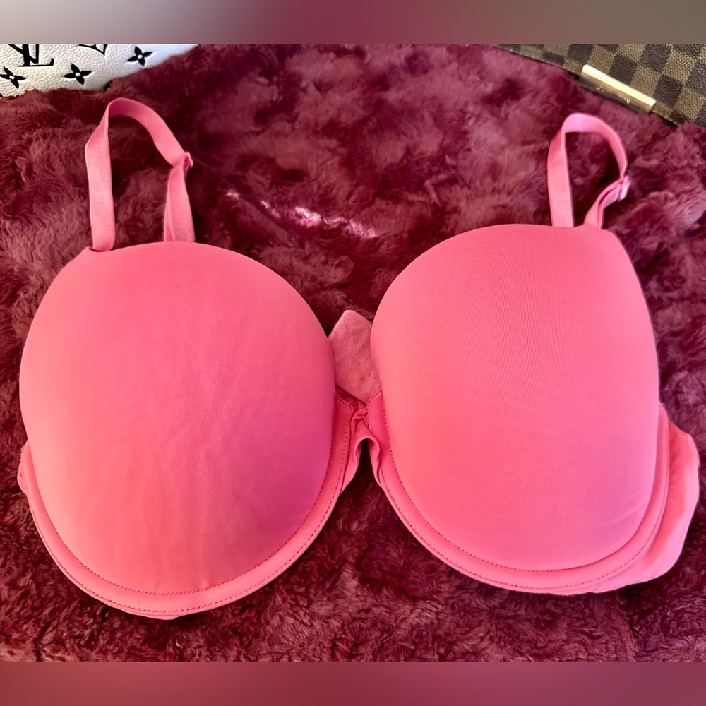 GUC Victoria's Secret Bombshell Peach Colored Underwire‎ Bra Size 36D
